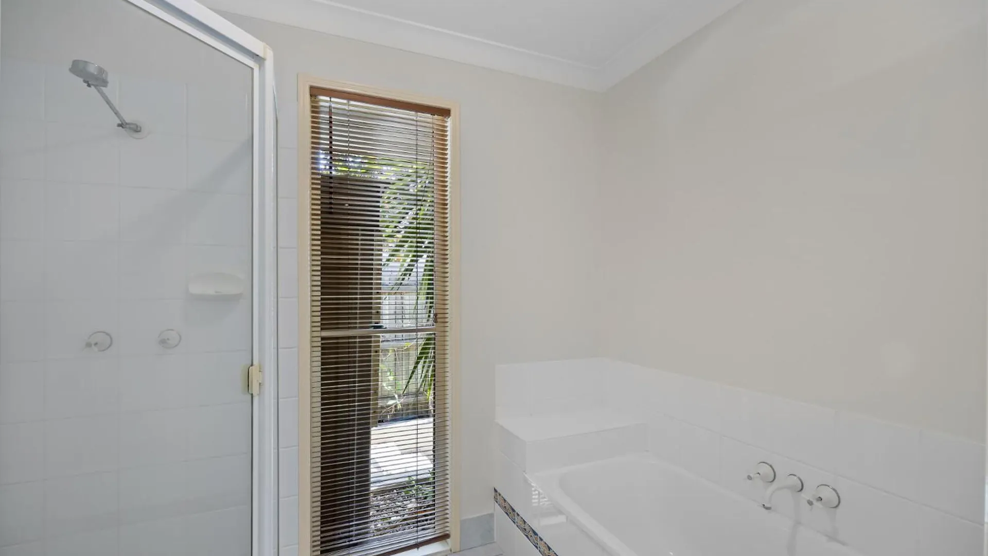 Dom wakacyjny Spacious 4-Bed Family Home With Private Pool & Bbq Coolum Beach